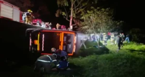 Cuatro muertos y 56 heridos dejó accidente de bus internacional en la vía panamericana