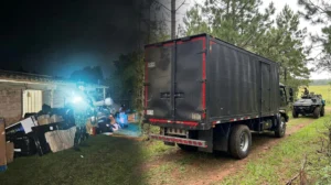 Recuperan camión de encomiendas hurtado en la vía Panamericana en el centro del Cauca